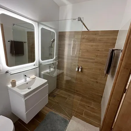 Kamence With Free Parking شقة *