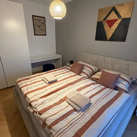 Kamence With Free Parking شقة